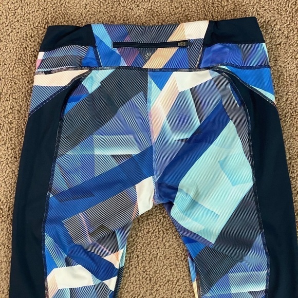 𝅺Athleta Women’s Electric Geo Sonar Capri Tights Blue Black & White Colors Sz M - Picture 10 of 15
